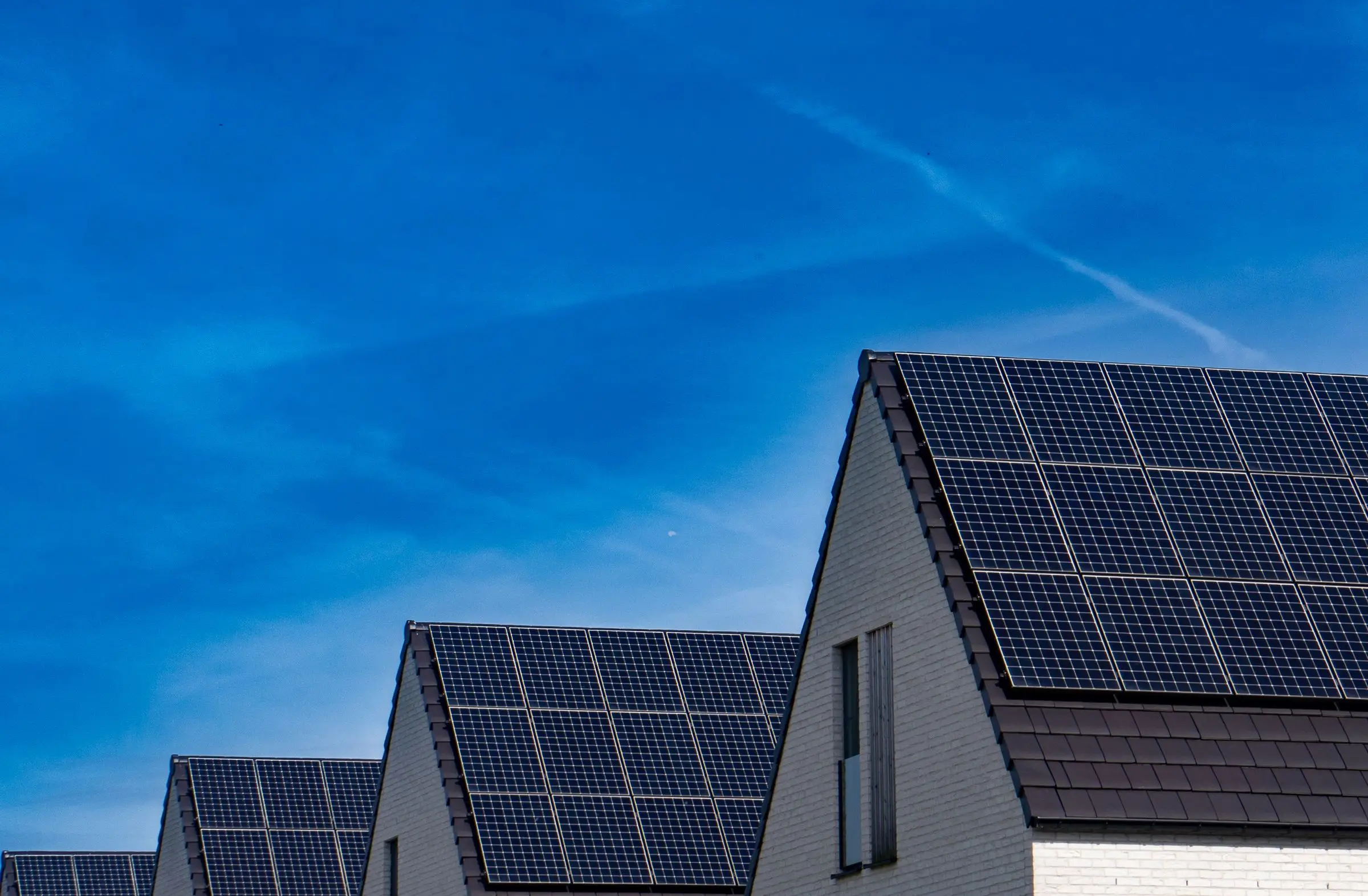Einfamilienhäuser mit schwarzen PV-Modulen auf dem Satteldach