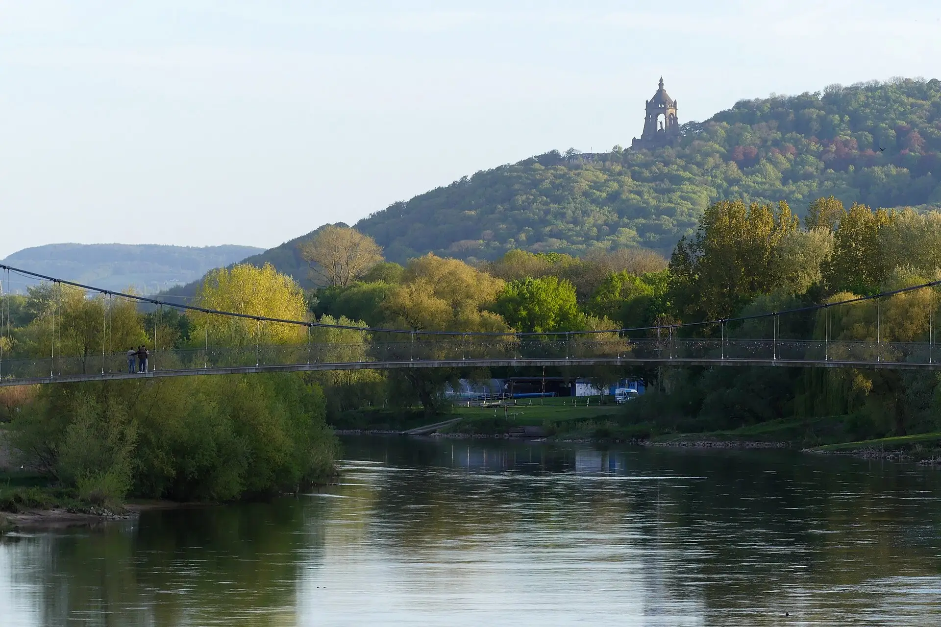 Die Weser bei Porta Westfalica mit dem Kaiser-Wilhelm-Denkmal auf dem Wittekindsberg
