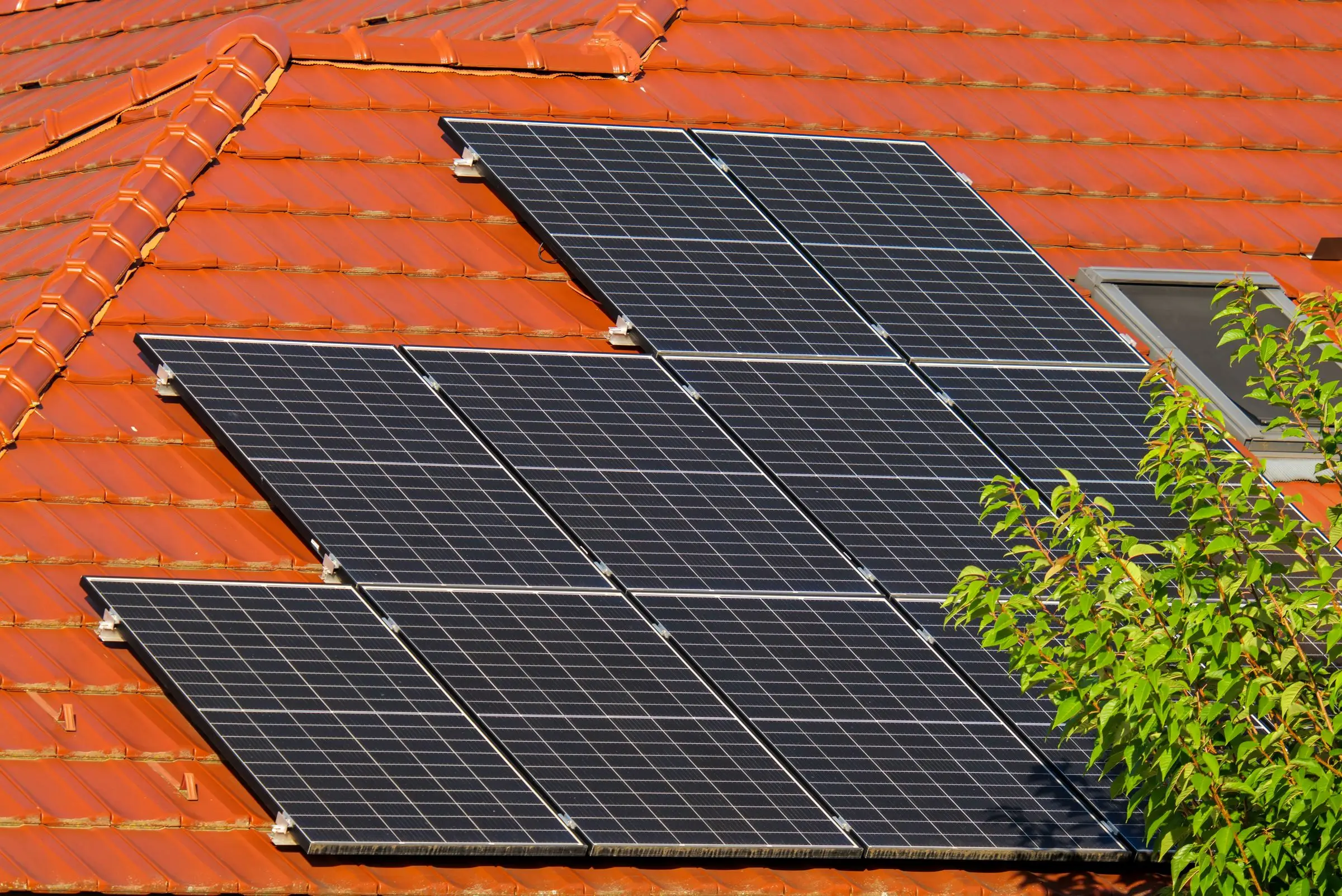 PV-Anlage auf einem Ziegeldach eines Wohnhauses
